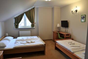 Фото номера Стандартный четырехместный номер Отель Hotel Trzy Podkowy*** г. Biskupiec 5