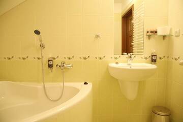 Фото номера Стандартный четырехместный номер Отель Hotel Trzy Podkowy*** г. Biskupiec 2